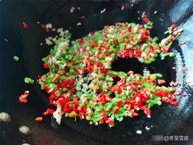 把大虾|别只会水煮大虾，教你这个做法，味道特别香，吃的虾壳都不剩