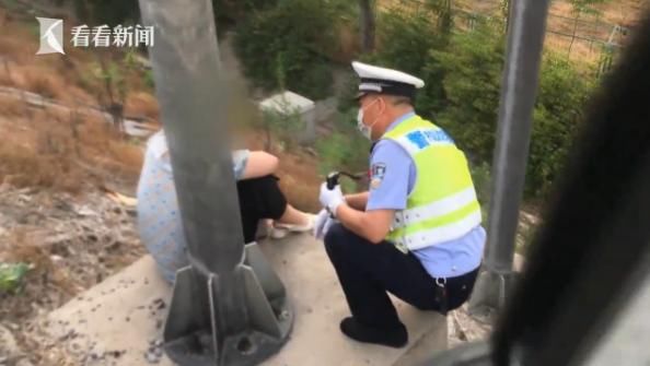  吵架|女子高速上与丈夫吵架，赌气下车后，竟一路徒步逆行嚎啕大哭