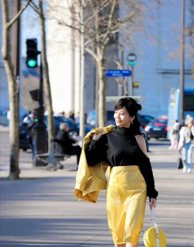  T恤|女人50岁以后，尽量少穿T恤，学赵雅芝这样穿，时髦还减龄