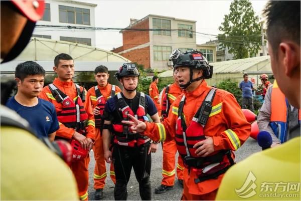 记者|“有人吗？家里有人吗？”多图直击上海抗洪队深夜搜救现场