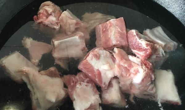 大厨|为什么排骨焯水后又腥又柴?看完大厨的做法才明白,原来水用错了