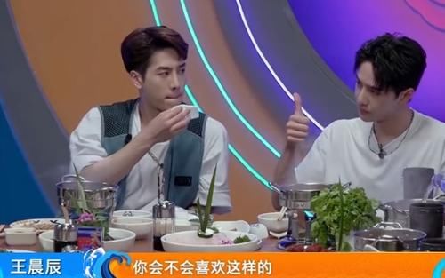  猫腻|王一博说出自己喜欢的姑娘，粉丝用八倍镜观察，发现里面有“猫腻”