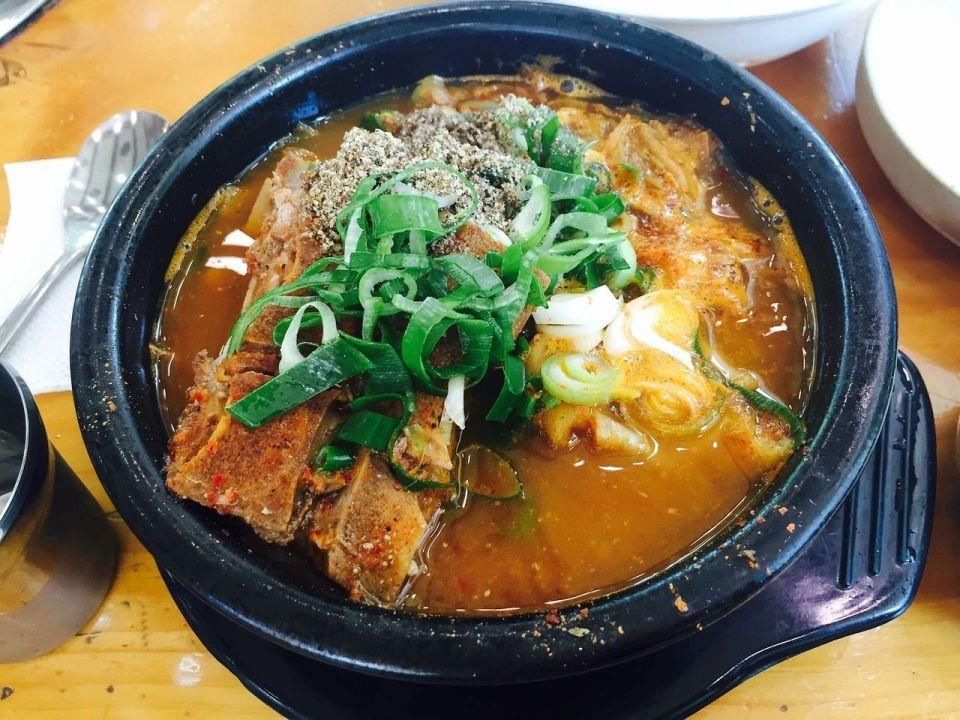痛风喝2种水能降尿酸(痛风“帮凶”不止是酒！这4种“水”，同样升高尿酸！)