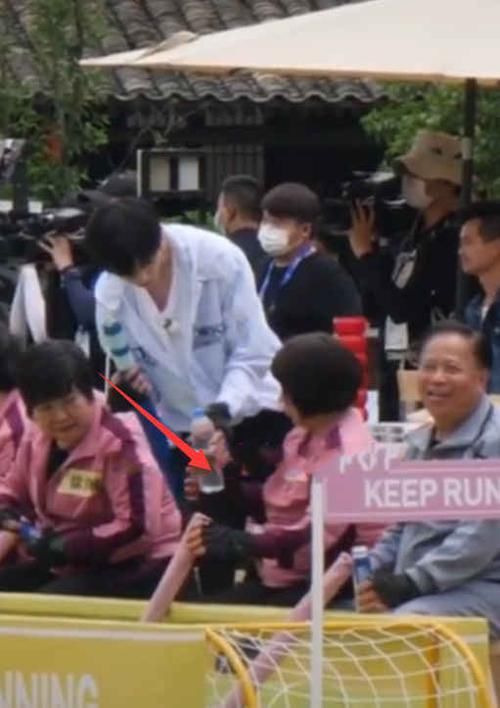 举动|蔡徐坤录跑男帮baby提裙不算啥,看到另一举动,人红是有原因的