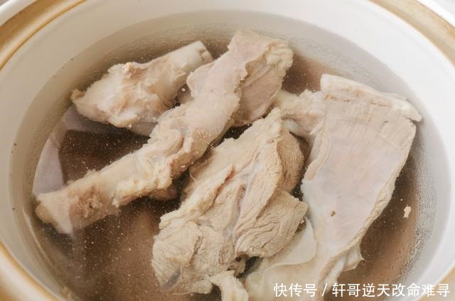 浓肉|做羊肉汤时,千万别乱放调料,记住两点,羊肉汤浓肉香还不膻