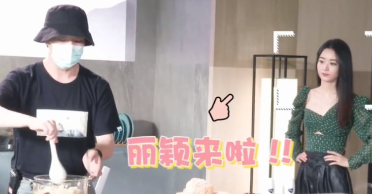 高温|赵丽颖高温拍摄宣传片,后背出汗后,下意识的动作太圈粉