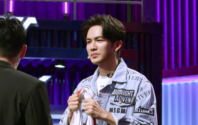  出坑|难怪张艺兴会赢王一博，练舞地板都跺出坑了，网友：不赢才怪