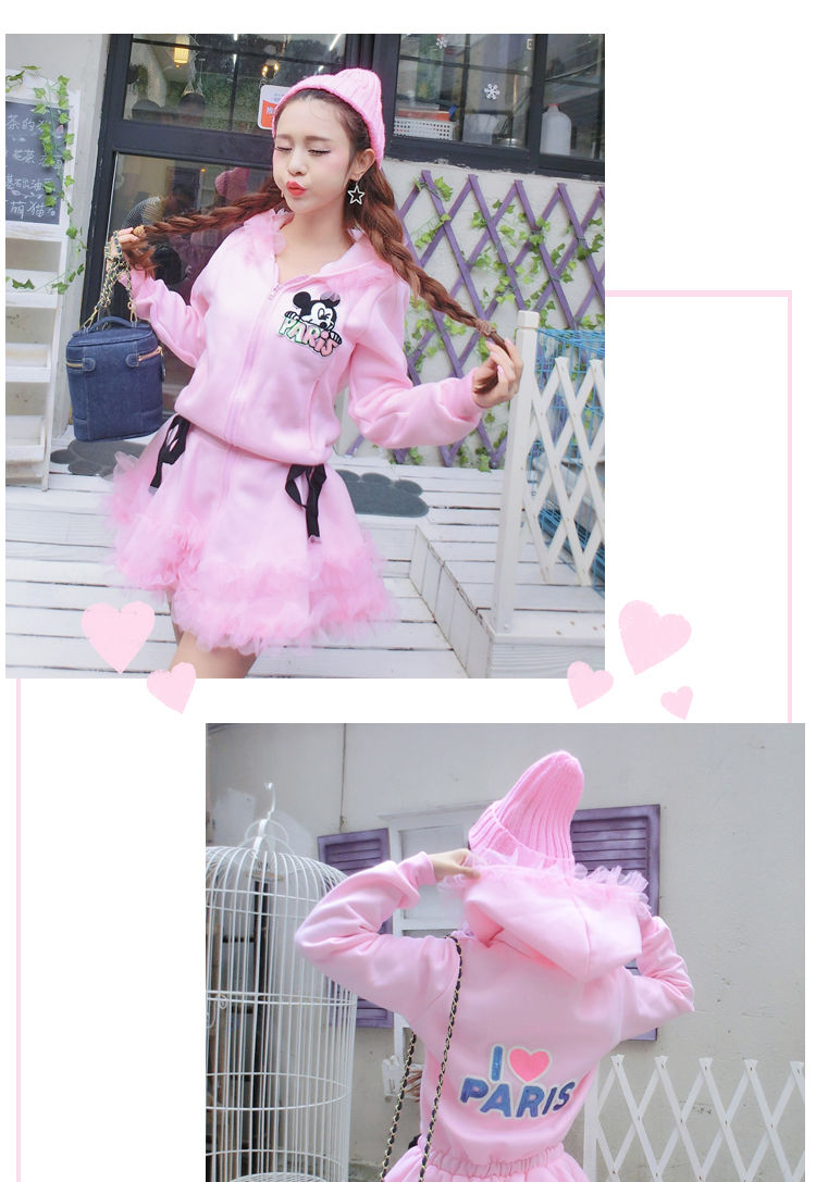  可爱|美女街拍：甜美可爱少女卡通亮片木耳边连帽长袖松紧腰修身连衣裙