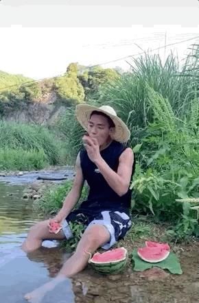  奶奶|那些从大城市消失的年轻人，躲进了深山拍抖音。