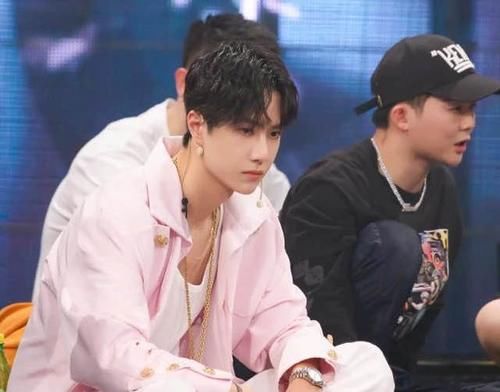  失误|素人舞者靠失误，夺走节目高光时刻，无奈王一博表情成最大亮点