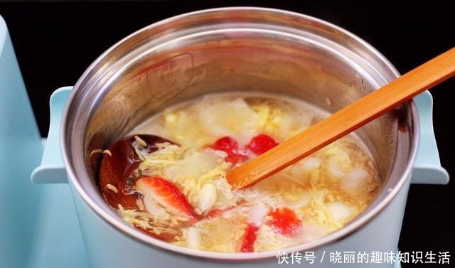 百合草莓酒|这种汤羹没有奶茶贵,却比饮料奶茶好,5元煮一锅,解秋燥还养颜