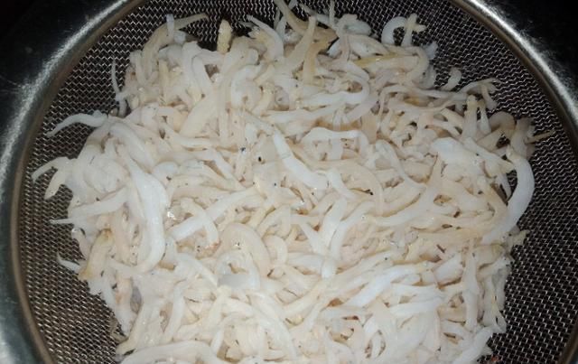  教你做|只花3分钟，教你做出营养好吃的青葱拌银鱼，口感独特又鲜美