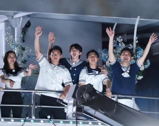  成团|《跑男8》晒杀青大合照，baby站C位成团宠，蔡徐坤却成边缘人物