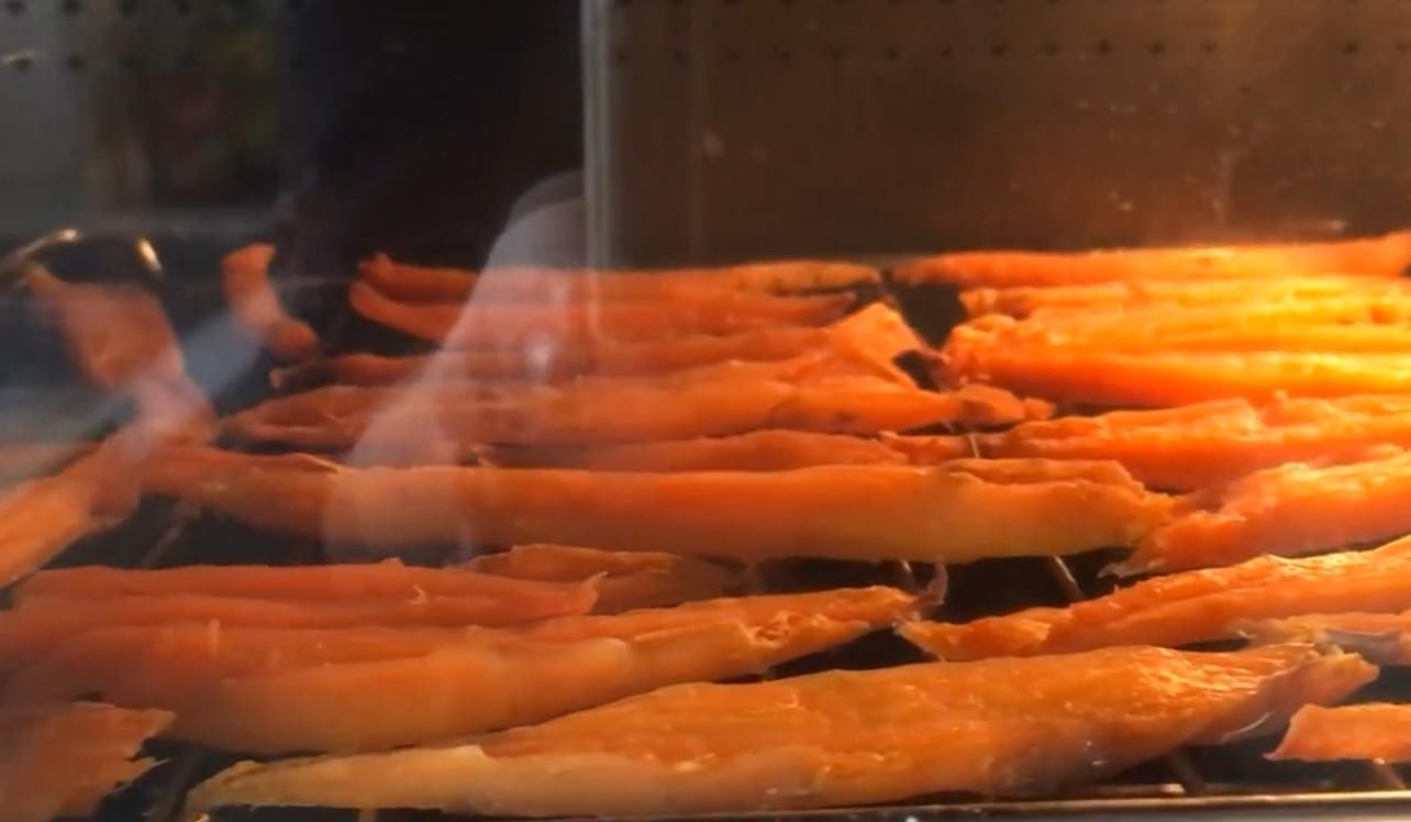 红薯|买几个红薯回家给孩子做个“红薯干”,香甜美味有嚼劲,超好吃