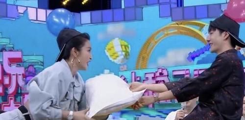  王一博|快本：王一博李冰冰“枕头大战”，有谁注意他俩的牵手方式，好似偶像剧