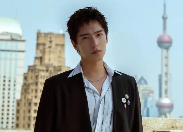  粉丝网友|杨洋在《元气满满的哥哥》用浑身解数一字马唱365个祝福，网友称有绝活啊