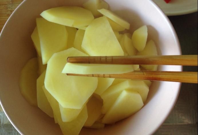  五花肉|干锅土豆片很多人一直做错，厨师长：掌握几个诀窍，比吃肉还香