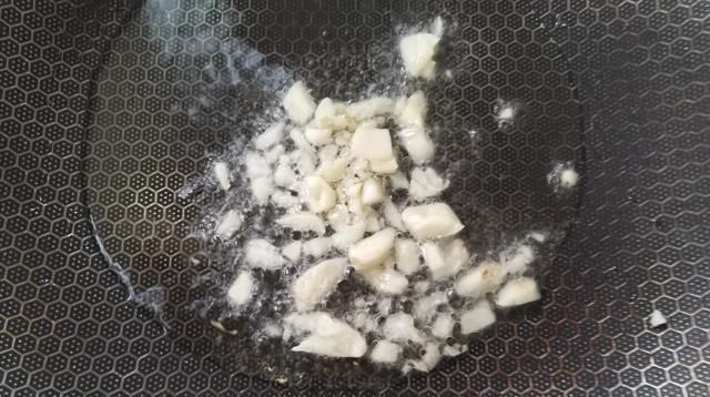 把生菜|饭店大厨教你蚝油生菜做法,清脆爽口,汤汁都可泡饭吃