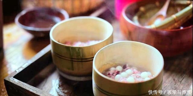 玫瑰花|李子柒又双叒叕“吃花”了,但这次,盛菜的器皿比美食更引人注目