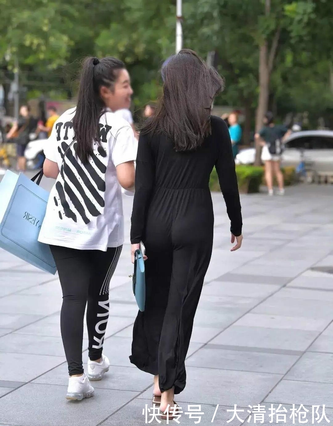 裙子|街拍没有阔腿裤了,年轻女孩只认“连体裤”,谁穿谁时髦又好看