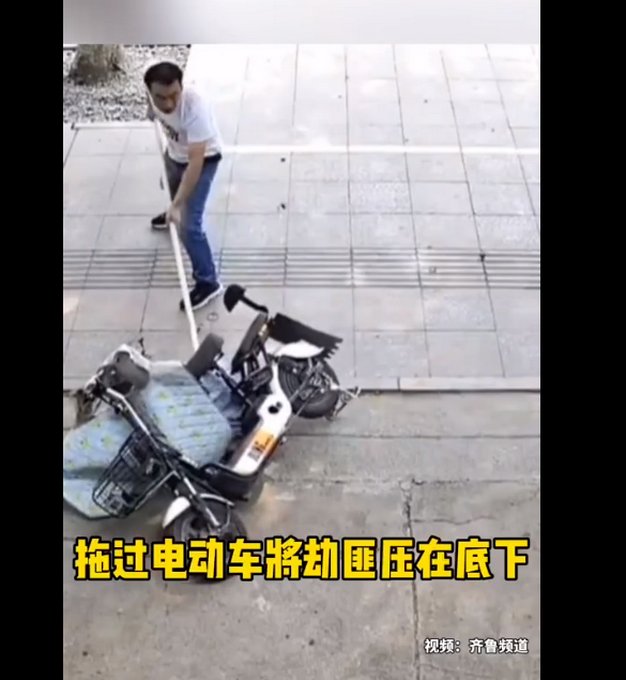 将其制服|男子持刀伤人路边店主挺身而出,拿着长棍击打伤人男子,获奖1万