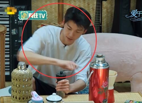  辛酸|许光汉疯狂干活，只为融入节目，何老师的一句话太辛酸