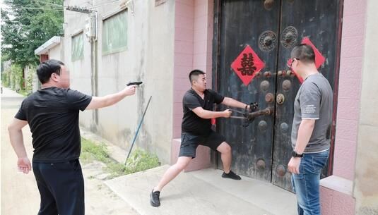  堪比|临沂公安持枪围捕偷电缆贼 现场堪比电影大片