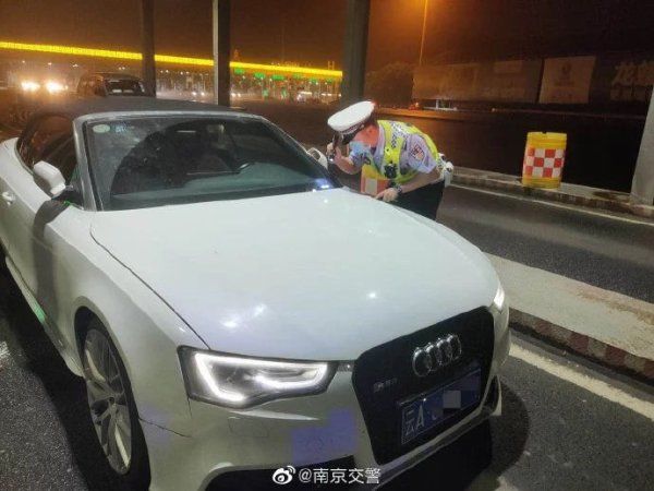  手续|16岁小伙无证驾驶被查 车全套手续疑似造假