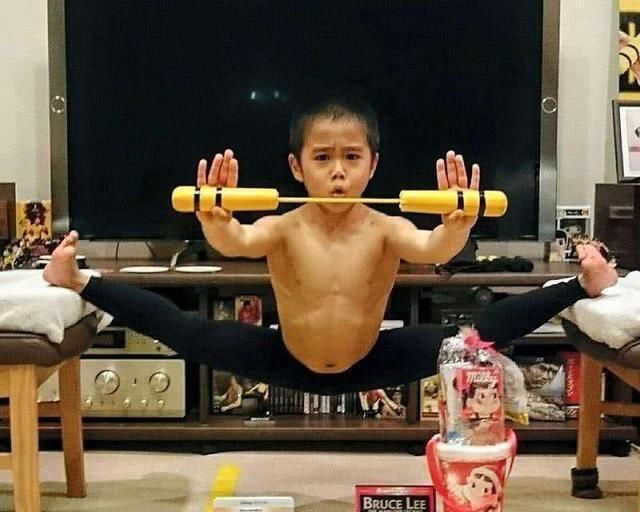 日本|日本小男孩因崇拜李小龙，3岁时疯狂训练，一身肌肉双手满是老茧