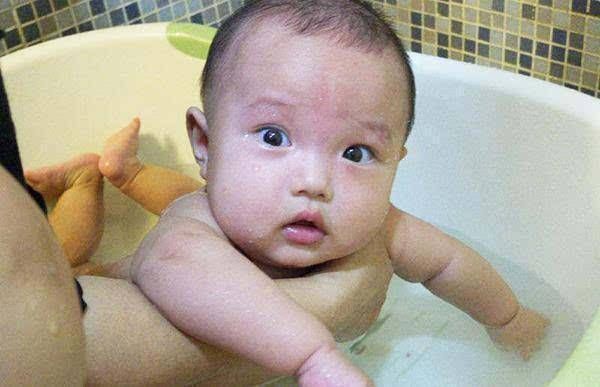  洗澡|给不到一岁的女宝宝洗澡，公公在旁边看，宝妈应该阻止吗？