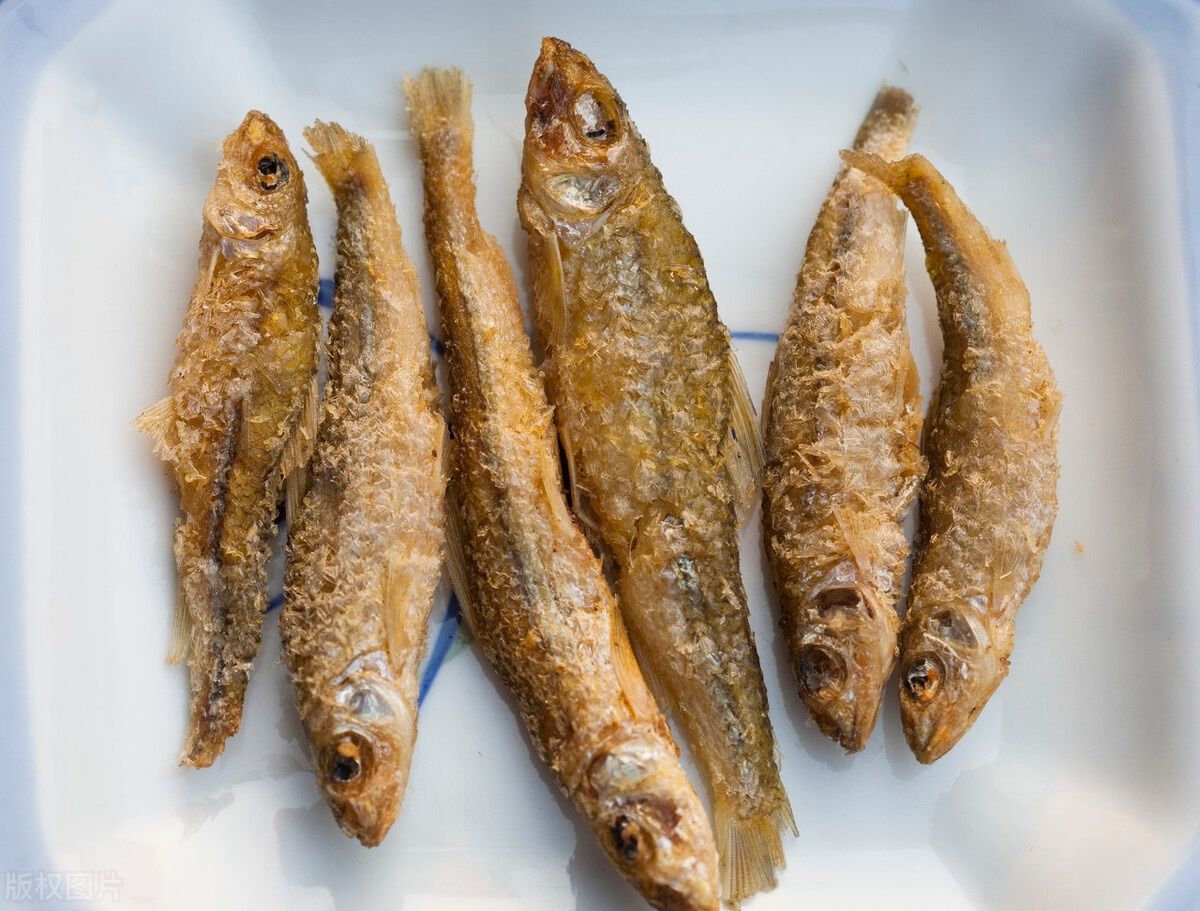 错粉|炸小鱼,应该裹面粉还是裹淀粉?很多人用错粉,难怪口感不够酥脆