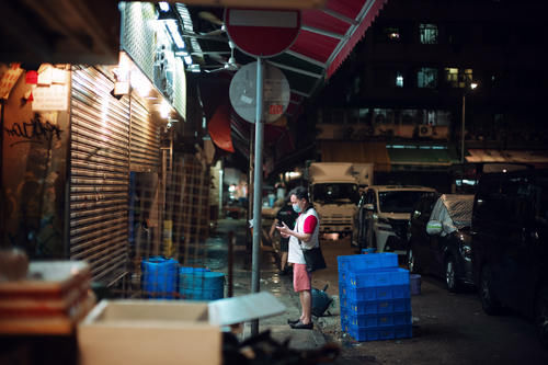  上观|上观直击香港|走进疫情大暴发下的香港劏房，看到底层市民令人痛心的一幕