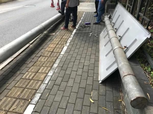  公交车|突发！南宁一公交车撞上护栏，有人员受伤 涉事司机称有些犯困