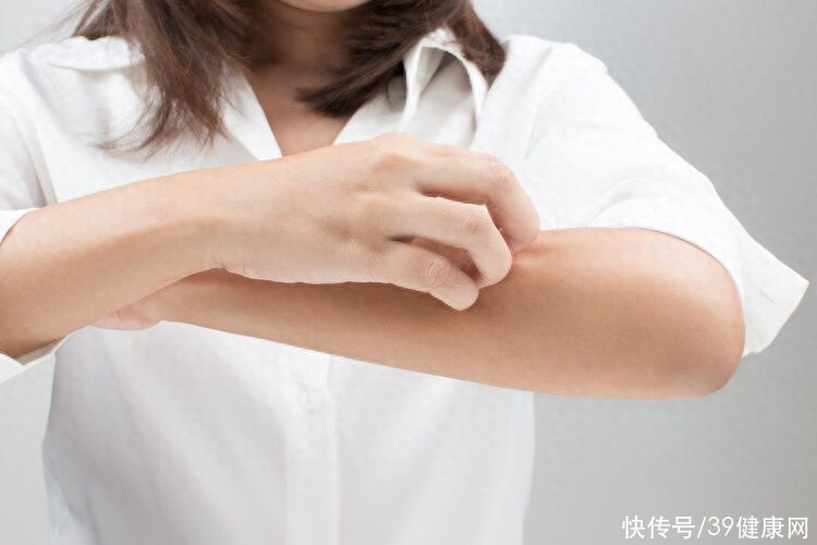 糖尿病人多长时间才会出现并发症(糖尿病患者注意！4种身体异常，提示严重的并发症来临，别大意了)