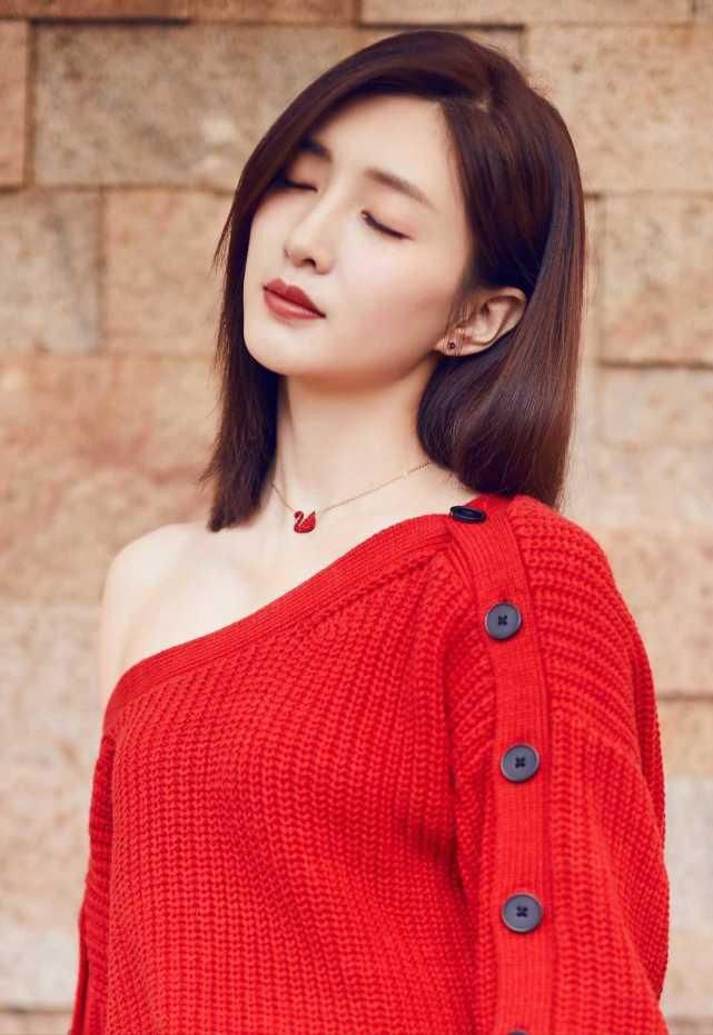  疏影|江疏影穿红色太惊艳！一身红色look精致高级，身材高挑很有欧美范