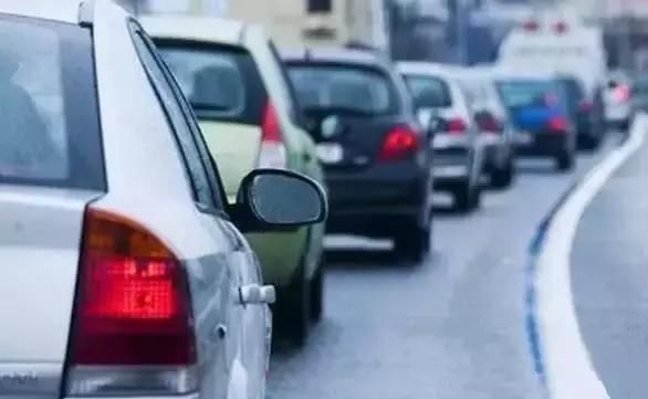  距离|技能｜驾驶62：停车等红灯，安全距离最重要，如何巧妙避追尾