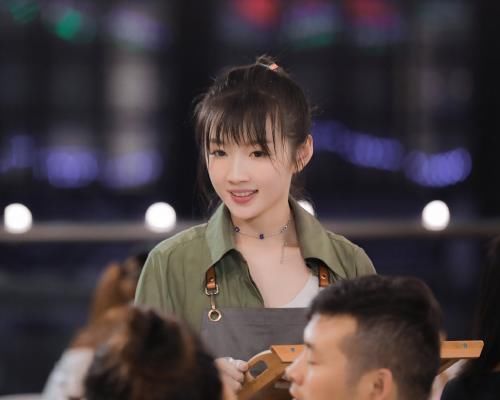  偶遇|赵丽颖偶遇天天兄弟吃火锅，谁注意李浩菲的举动？何炅眼光真不错