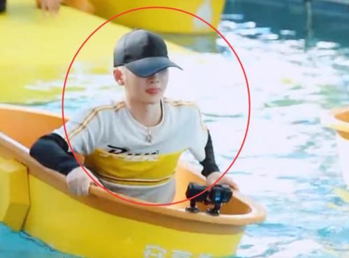 中途|《奔跑吧》唯一全程戴假发的嘉宾,中途不小心掉到水里,观众都看懵了