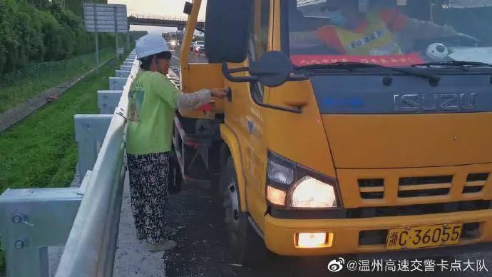  惊人|苍南高速上一女子做出惊人举动