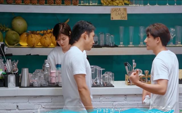  嘉宾们|《夏日冲浪店》热播，首次营业客流不断，黄明昊钟楚曦推销项目