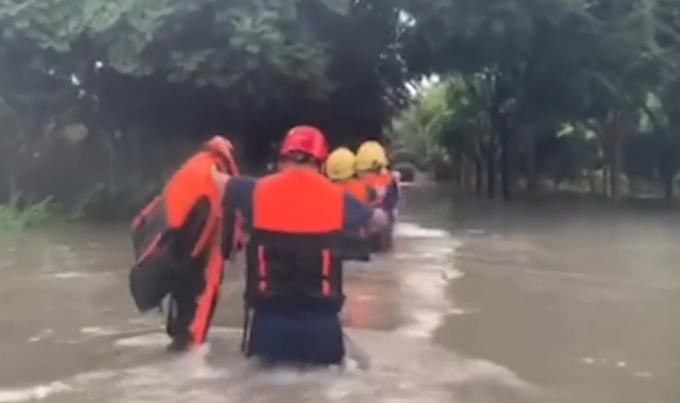  辛苦|辛苦了！抗洪战士凌晨归队发现营房被淹，没来得及自救又来任务了