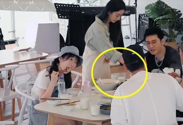  餐厅|赵丽颖把喝剩的汤倒进盘里，李浩菲满脸嫌弃，黄晓明反应暴露情商