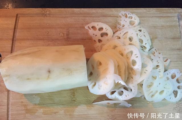 清炒|清炒莲藕时,直接炒就废了!教你2招,保证莲藕洁白爽脆,超下饭