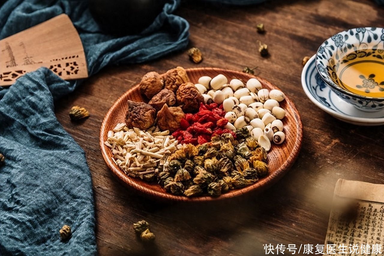 中药枸杞奶茶(中药奶茶热卖，熬夜喝枸杞水、吃冷饮泡脚真的养生？一文说清真相)