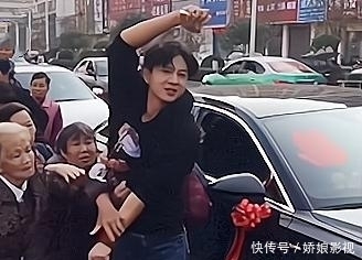 大妈|大爷大妈组团拦婚车要红包，不给就不让走，司机：有人组织，很反感