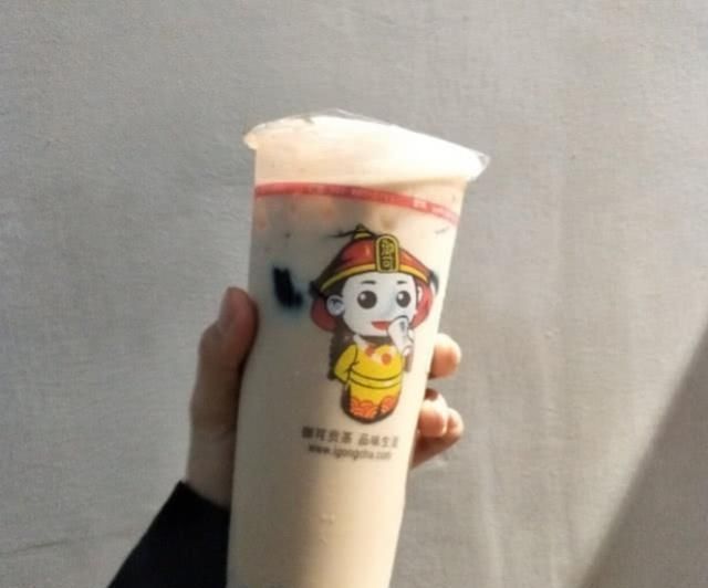 上榜|公认最“坑”的4种奶茶,摇摇奶昔上榜,最后一种是买了杯冰块吧