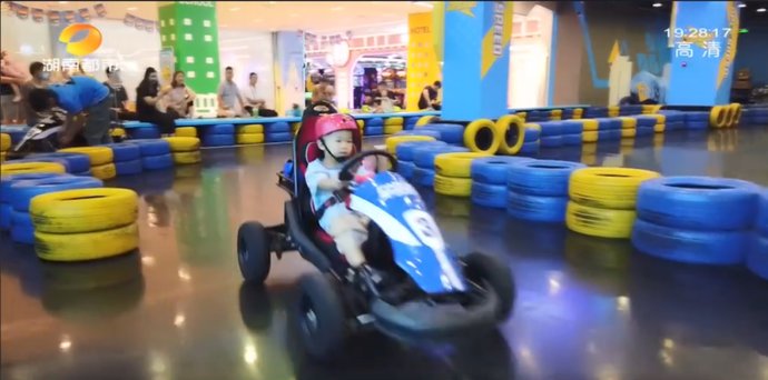 倾力|梅溪湖凭什么？全网都在好奇这个“网红打卡地”：长沙城市“超级中轴”，囊括“世界最大”、多个世界知名设计师倾力制作…好飒！