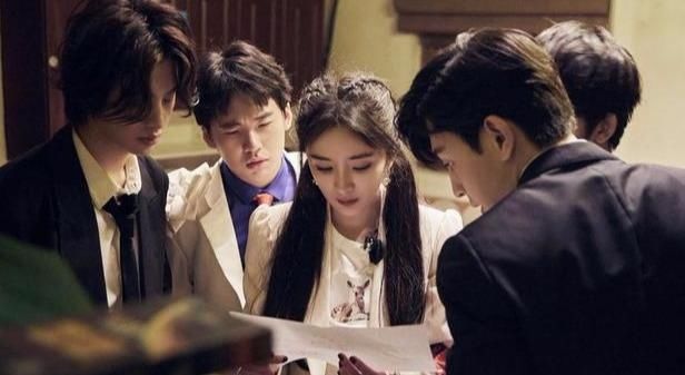  胳膊|《密室大逃脱》黄明昊胳膊上挂了几个人？终究是忙内扛下了所有