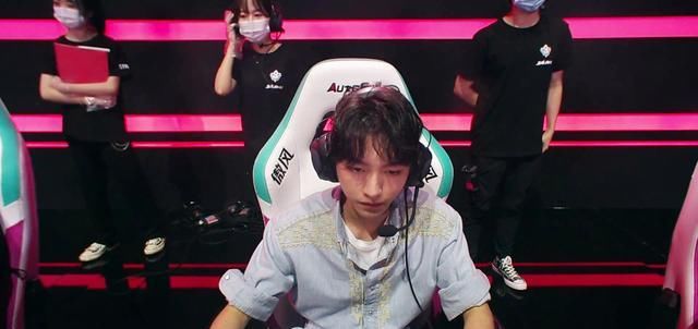  姿态|9周年明星表演赛强度拉满，王俊凯刀妹超神，周杰伦化身偷塔狂魔