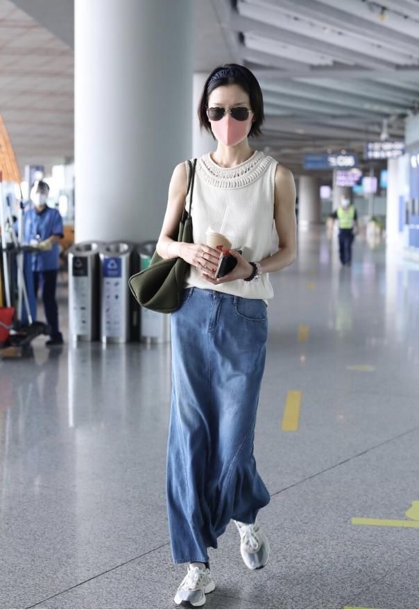  杜鹃|杜鹃身材太瘦了，腋下包包显得她十分娇小，无袖上衣更是显身材